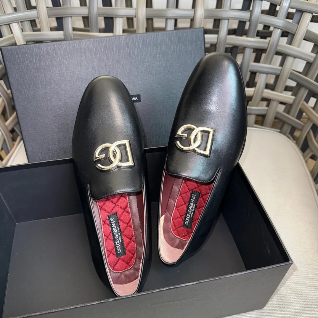 💰¥960 D&G cowhide moccasin loafers for men｜Embellished with DG hardware nameplate｜Made of imported calfskin｜Retro and shiny texture complement each other｜Release charming tones to outline a confident posture｜Imported calfskin + cowhide lining + Italian leather outsole Size: 39-44 (38.45 custom-made)